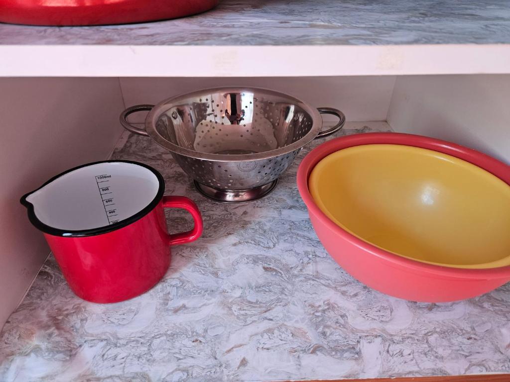 Příslušenství pro přípravu čaje a kávy v ubytování Apartman Sara-Vis