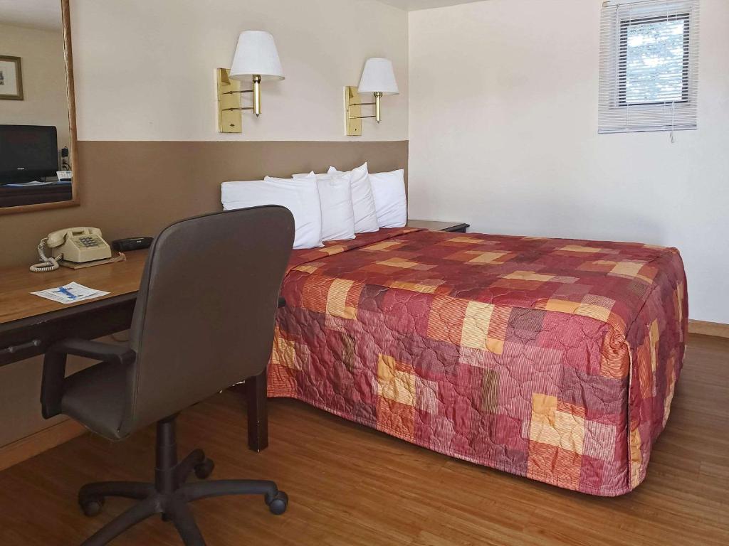 Postel nebo postele na pokoji v ubytování Rodeway Inn