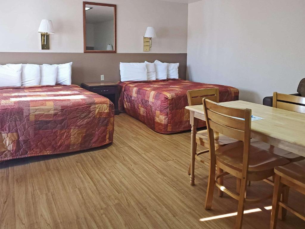 Postel nebo postele na pokoji v ubytování Rodeway Inn