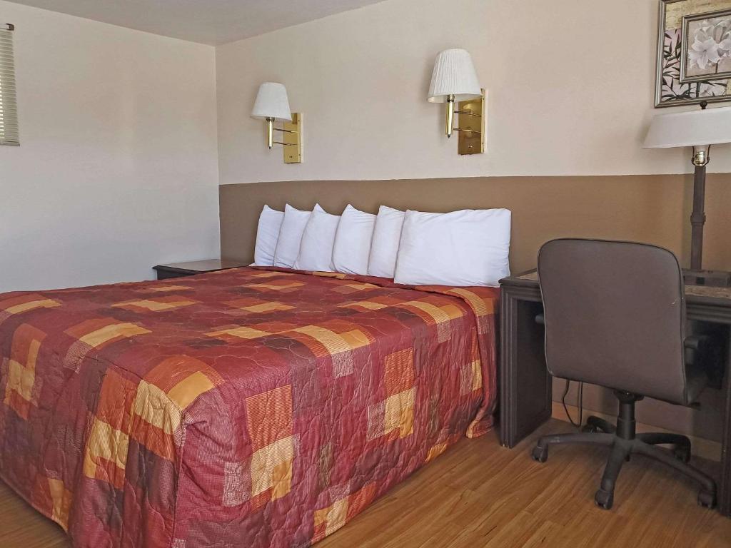 Postel nebo postele na pokoji v ubytování Rodeway Inn