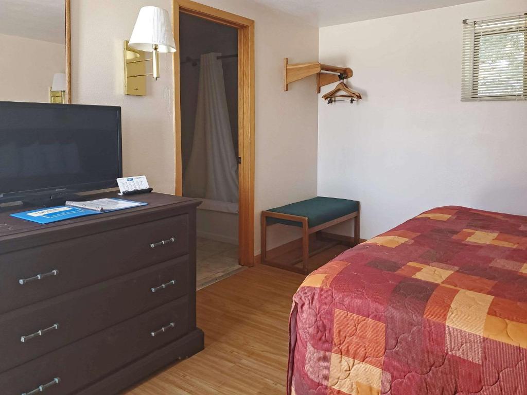 Postel nebo postele na pokoji v ubytování Rodeway Inn