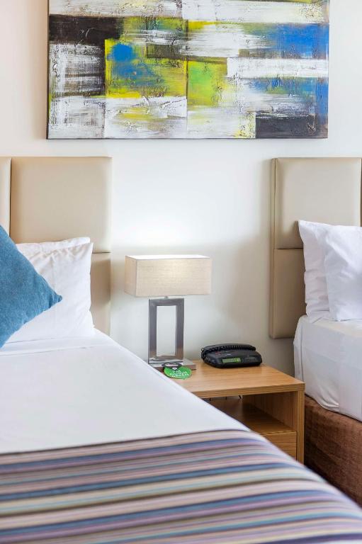 Una cama o camas en una habitación de Rydges Esplanade Resort Cairns