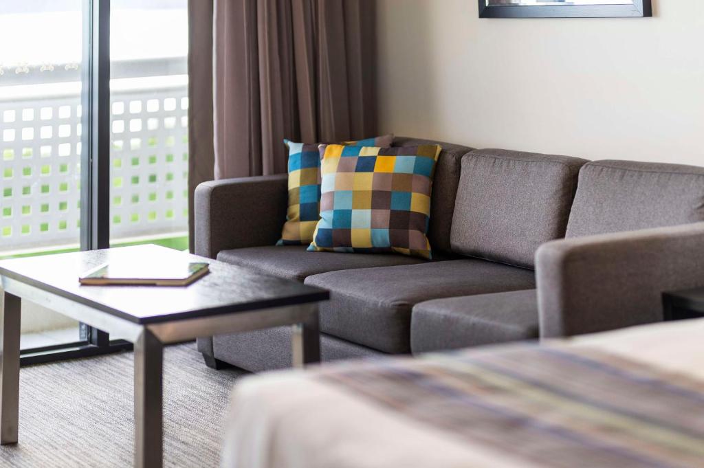 Un lugar para sentarse en Rydges Esplanade Resort Cairns