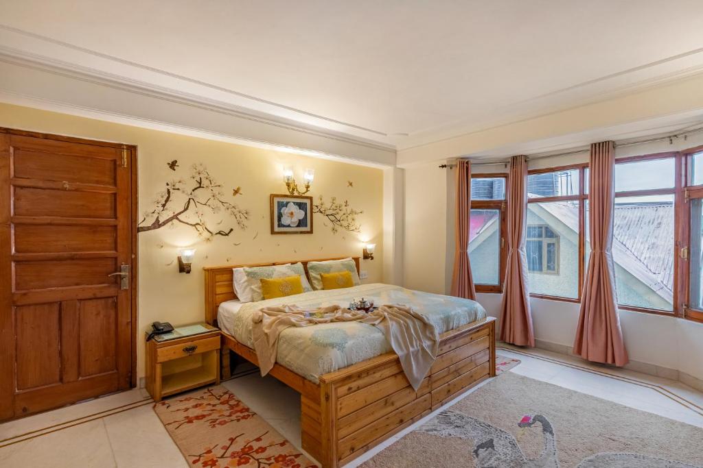 um quarto com uma cama e uma janela em Alaya Stays Meridian Oak 5BHK Villa in Shimla em Shimla