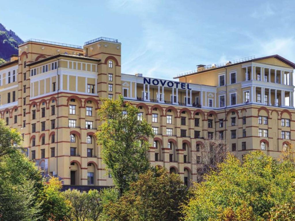 un gran edificio sin señal de piedad. en Novotel Resort Krasnaya Polyana Sochi, en Estosadok