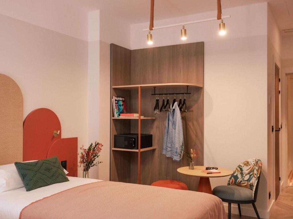 Postel nebo postele na pokoji v ubytování Ibis Styles Sevilla City Santa Justa