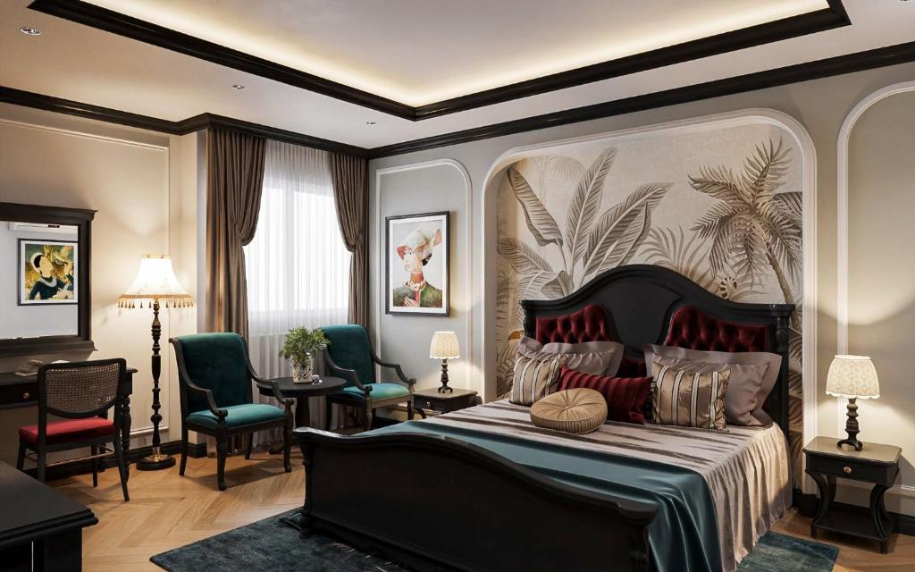 - une chambre avec un grand lit et des chaises dans l'établissement Nicecy Hotel - Bui Thi Xuan Street, à Hô-Chi-Minh-Ville