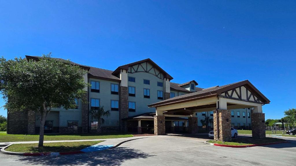 um hotel com um gazebo em frente a um edifício em Comfort Inn & Suites em Beeville