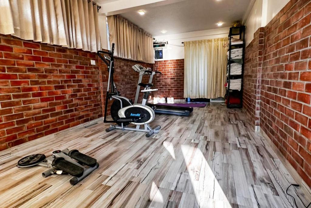 Fitness centrum a/nebo fitness zařízení v ubytování FabExpress RMK Nest - Nr Chettiar Park