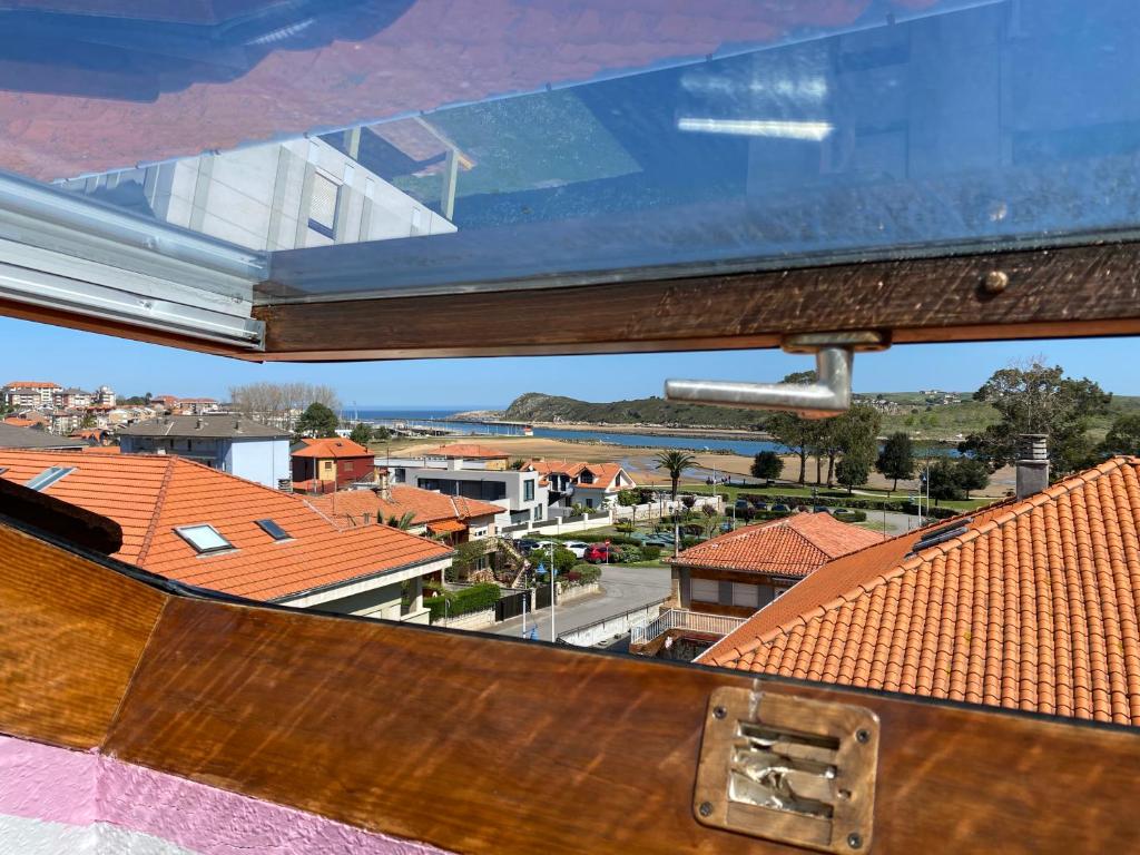 Blick auf eine Stadt vom Dach eines Gebäudes in der Unterkunft La Perla de la Riberuca - Suances in Suances