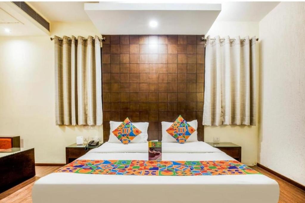 - une chambre avec un grand lit dans l'établissement HOTEL MAX, à New Delhi
