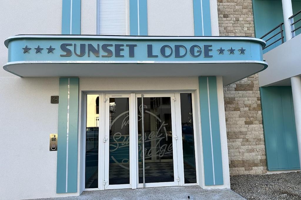 un panneau indiquant un pavillon donnant sur le coucher du soleil en face d'un bâtiment dans l'établissement T2 Appartement Sunset Lodge à 250 m de la mer, 3 couchages, à Narbonne-Plage