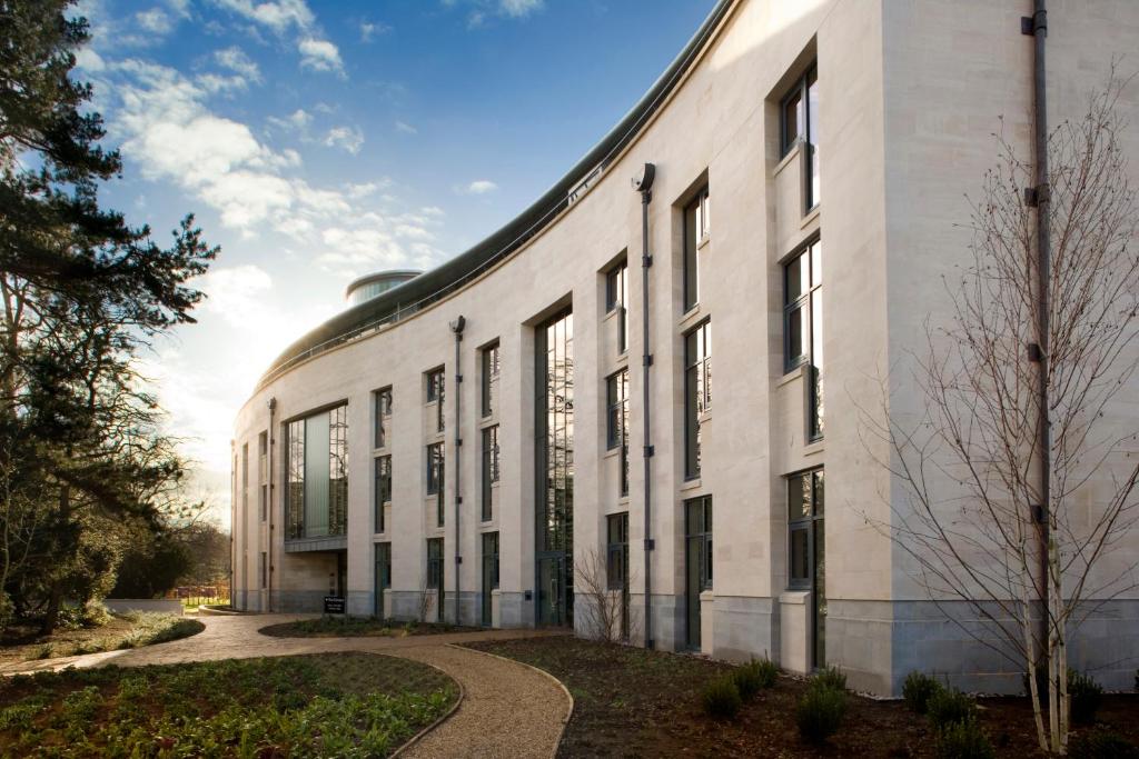 una vista exterior de un edificio blanco en Stephen Hawking Building Gonville and Caius College, en Cambridge
