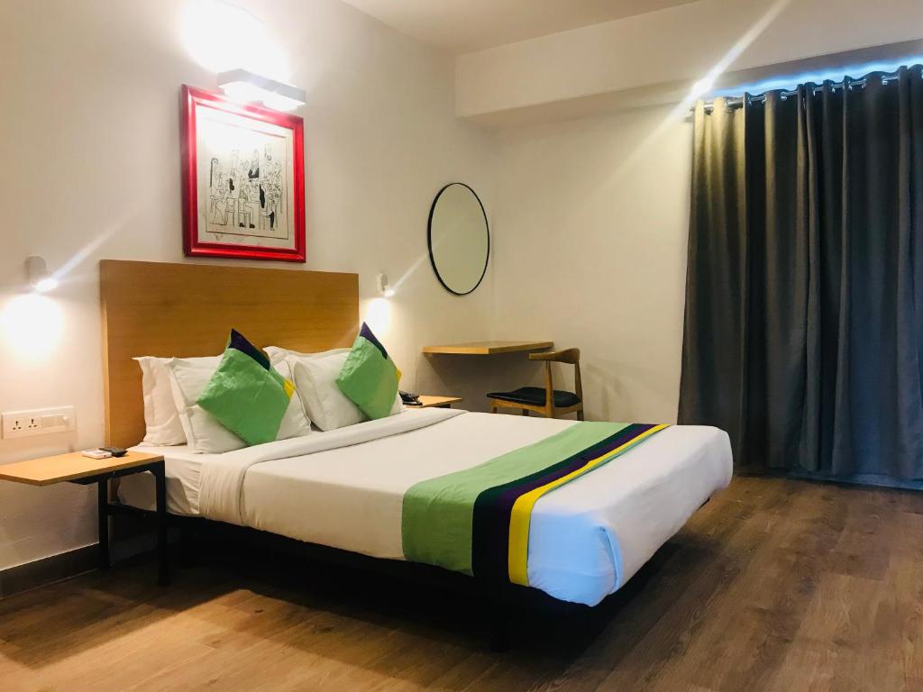 um quarto com uma cama grande num quarto em Tulip Grand em Jaipur