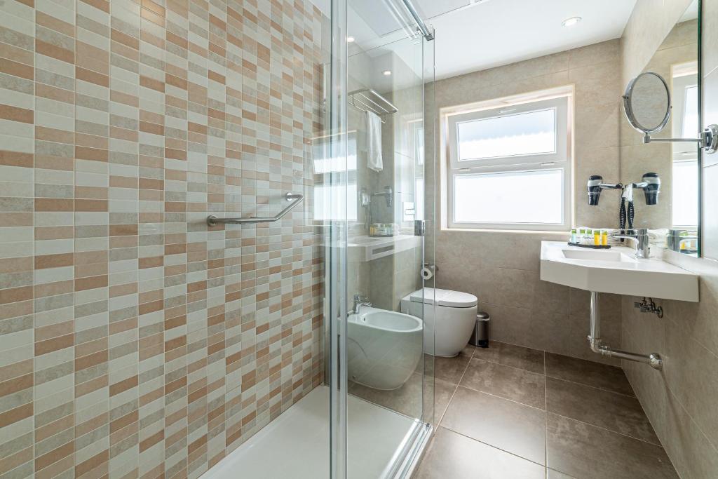 a bathroom with a shower and a toilet and a sink at Pato Rojo in Punta Umbría