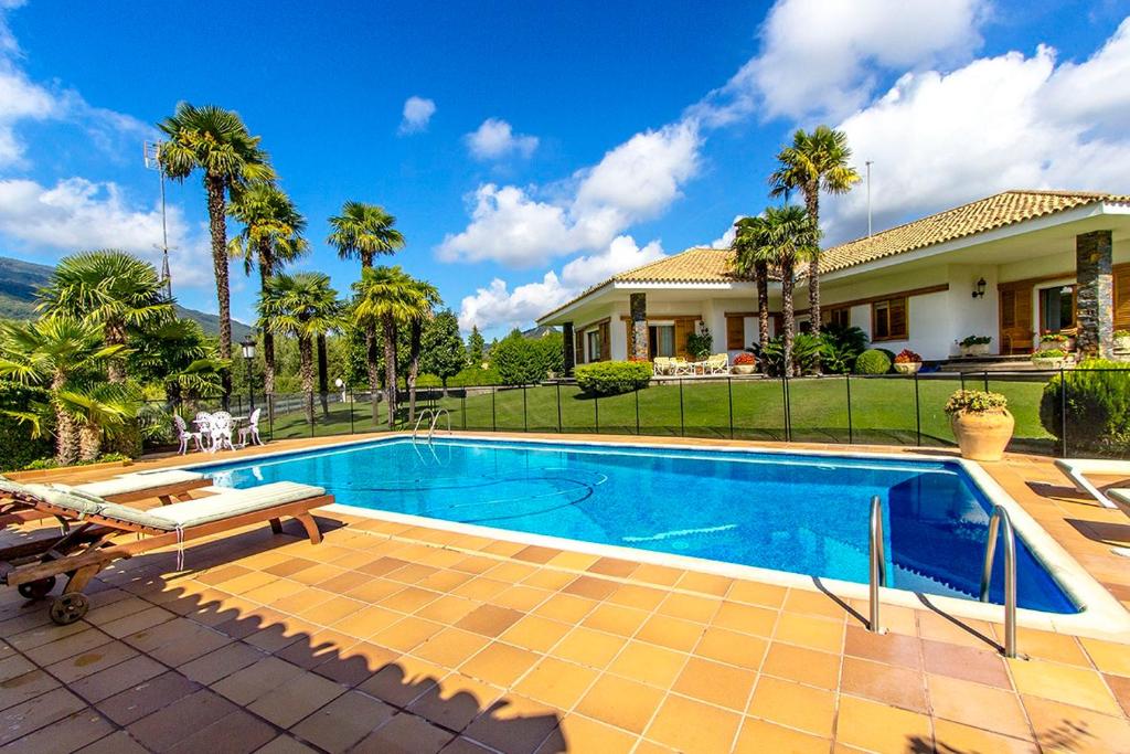 בריכת השחייה שנמצאת ב-Picturesque Costa Brava Countryside Villa או באזור