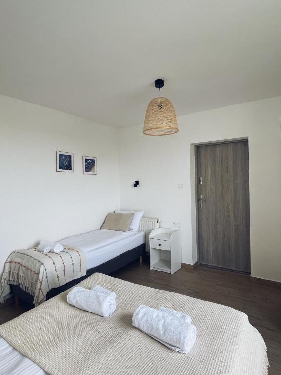 Letto o letti in una camera di Ostrovia - pokoje nad morzem