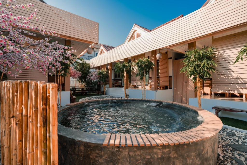 a large plunge pool in the backyard of a house at Maduel Onsen Resort (มา-ดูย์-เอล ออนเซ็น รีสอร์ต) in Ko Larn