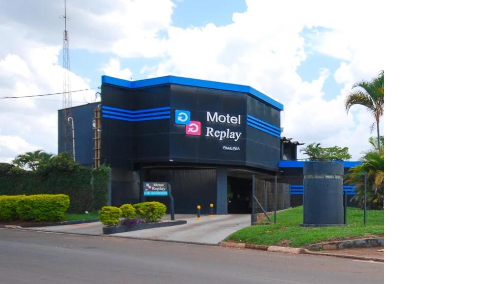 a building with a model registry sign on it at Motel Replay Paulinia in Paulínia