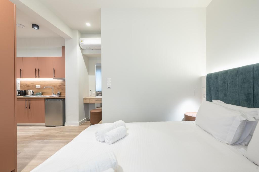 Postel nebo postele na pokoji v ubytování Aeiphoria Suites & Rooms - Athens