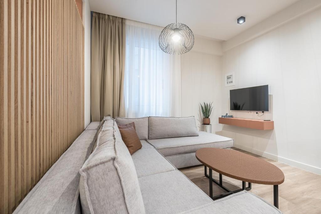 TV a/nebo společenská místnost v ubytování Aeiphoria Suites & Rooms - Athens