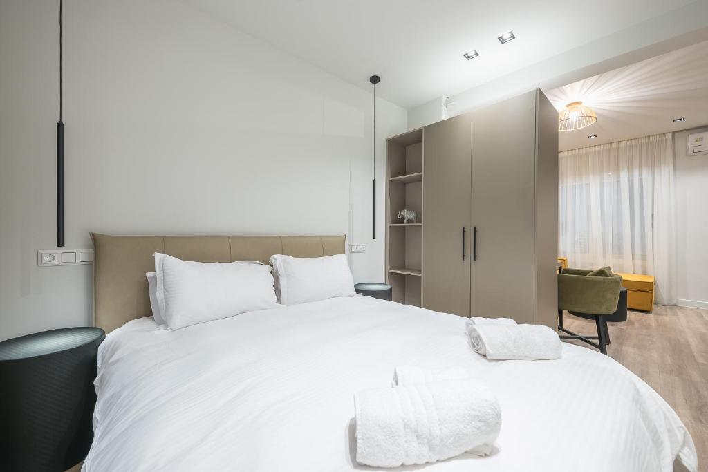 Postel nebo postele na pokoji v ubytování Aeiphoria Suites & Rooms - Athens