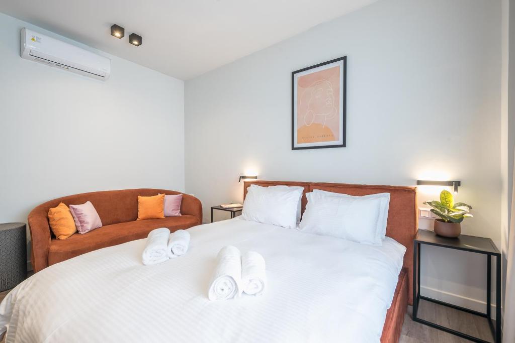 Postel nebo postele na pokoji v ubytování Aeiphoria Suites & Rooms - Athens
