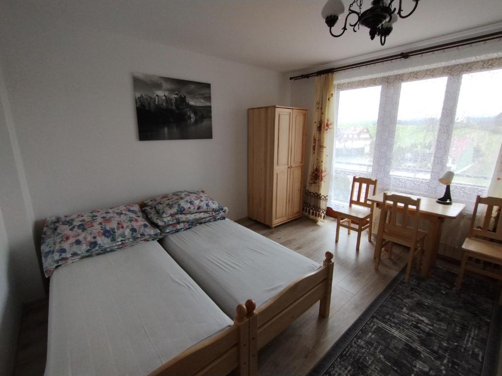 Postel nebo postele na pokoji v ubytování Trzech Koron 16