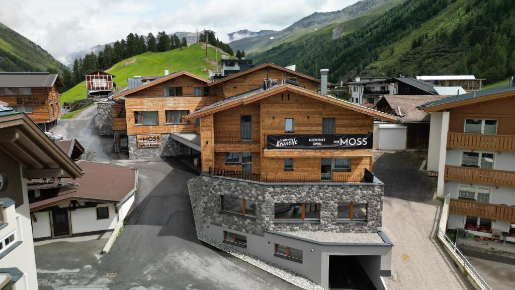 einen Blick über ein Gebäude in einem Bergdorf in der Unterkunft The Moss - Your unique hideaway in Obergurgl