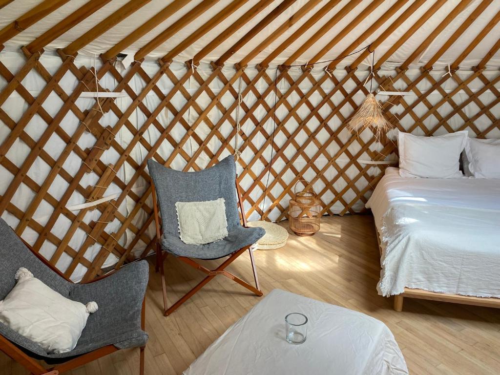 Postel nebo postele na pokoji v ubytování Ons Yurt Huisje in het Bos