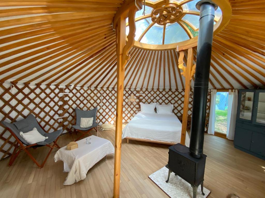 Postel nebo postele na pokoji v ubytování Ons Yurt Huisje in het Bos