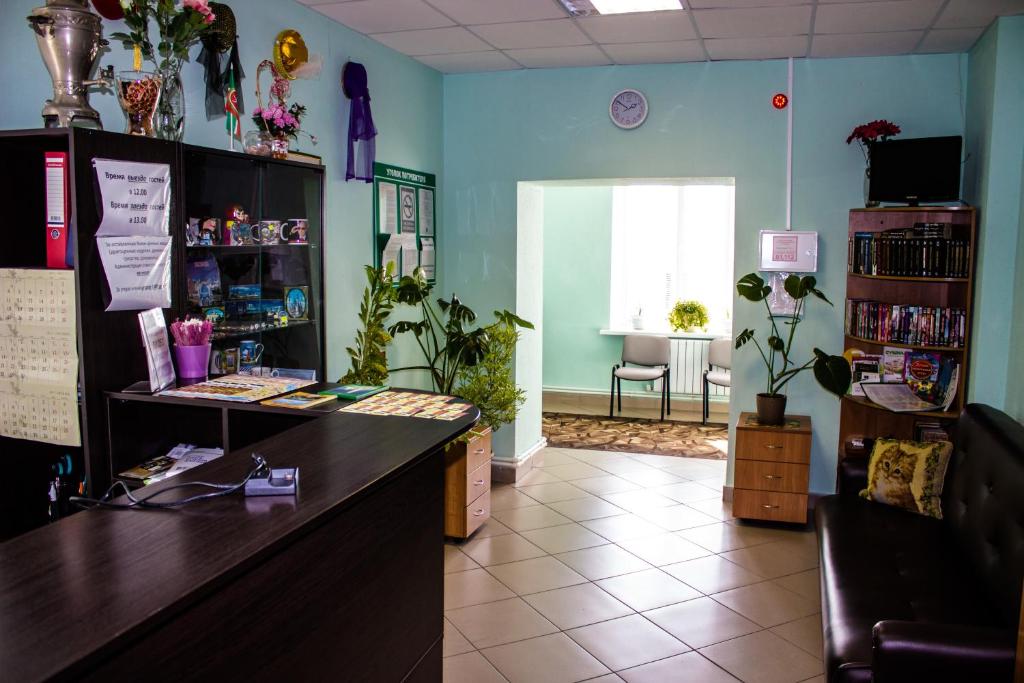 una habitación con una barra en una habitación con una habitación en Mini-Hotel na Naberezhnoy, en Kazán