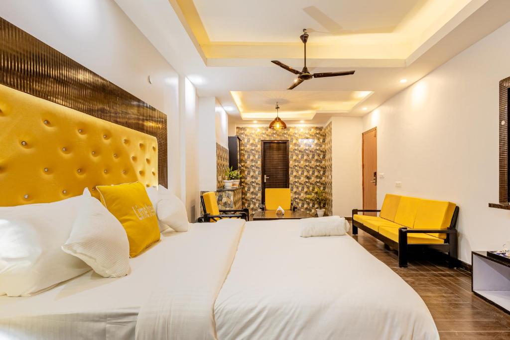 Postel nebo postele na pokoji v ubytování Lime Tree Hotel Huda City Centre - Gurugram, Sector 29