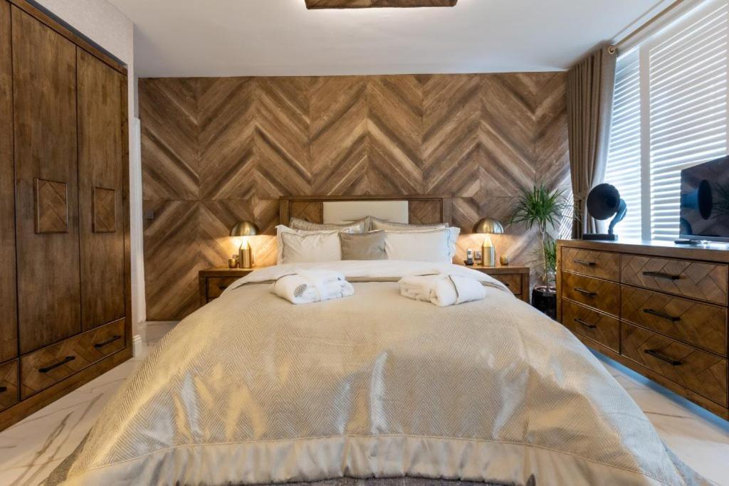 een slaapkamer met een groot bed en 2 handdoeken bij Motto Premium Hotel&Spa in Marmaris