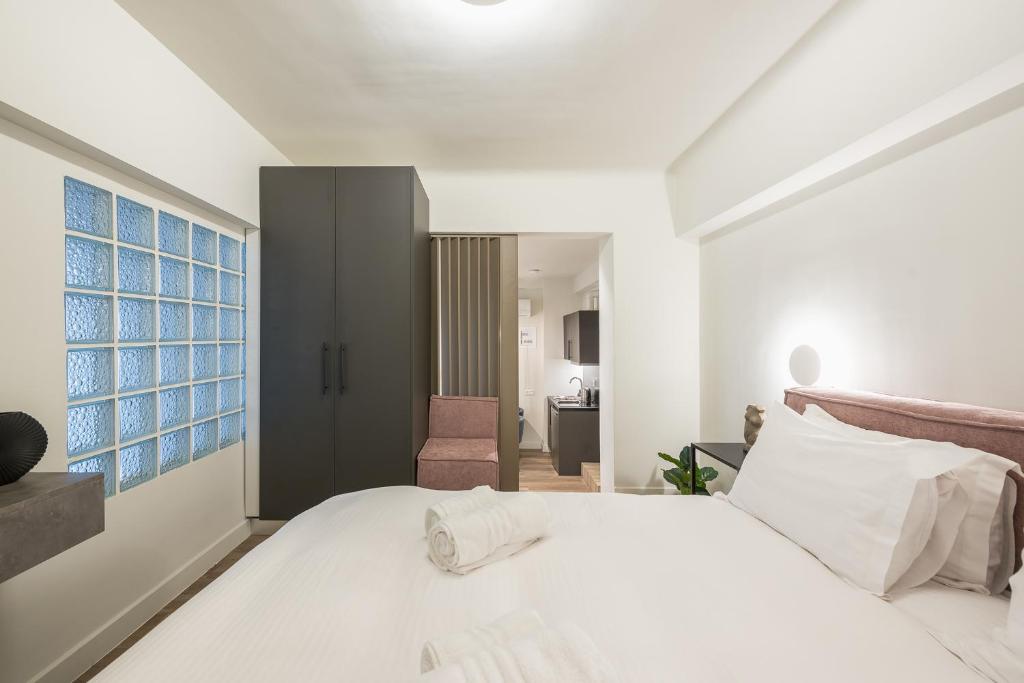 Postel nebo postele na pokoji v ubytování Aeiphoria Suites & Rooms - Athens