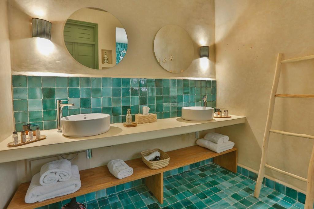 Baño con 2 lavabos y espejo en Le Palazzo, en Essaouira