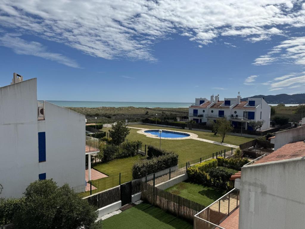 Blick vom Balkon eines Hauses mit Swimmingpool in der Unterkunft Les Dunes 3107 in Torroella de Montgrí