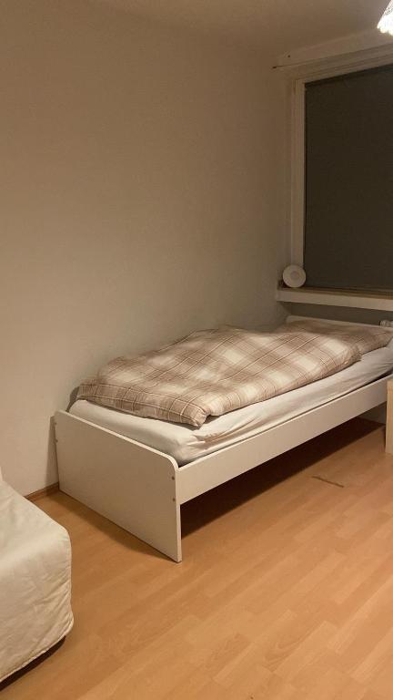 Bett in einem Zimmer mit Fenster in der Unterkunft Cologne City Apartment in Köln