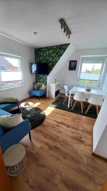 ein Wohnzimmer mit einem Sofa und einem Tisch in der Unterkunft Ferienwohnung Dschungel in Emden