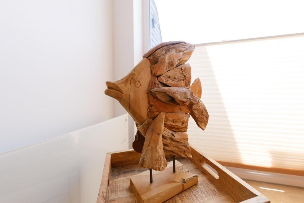 a wooden horse statue sitting on top of a table at Suite Strandrose in Zingst
