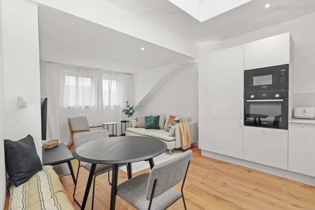 uma sala de estar com uma mesa e um sofá em Home Away from Home Stylish Apartment Retreat em Eastbourne