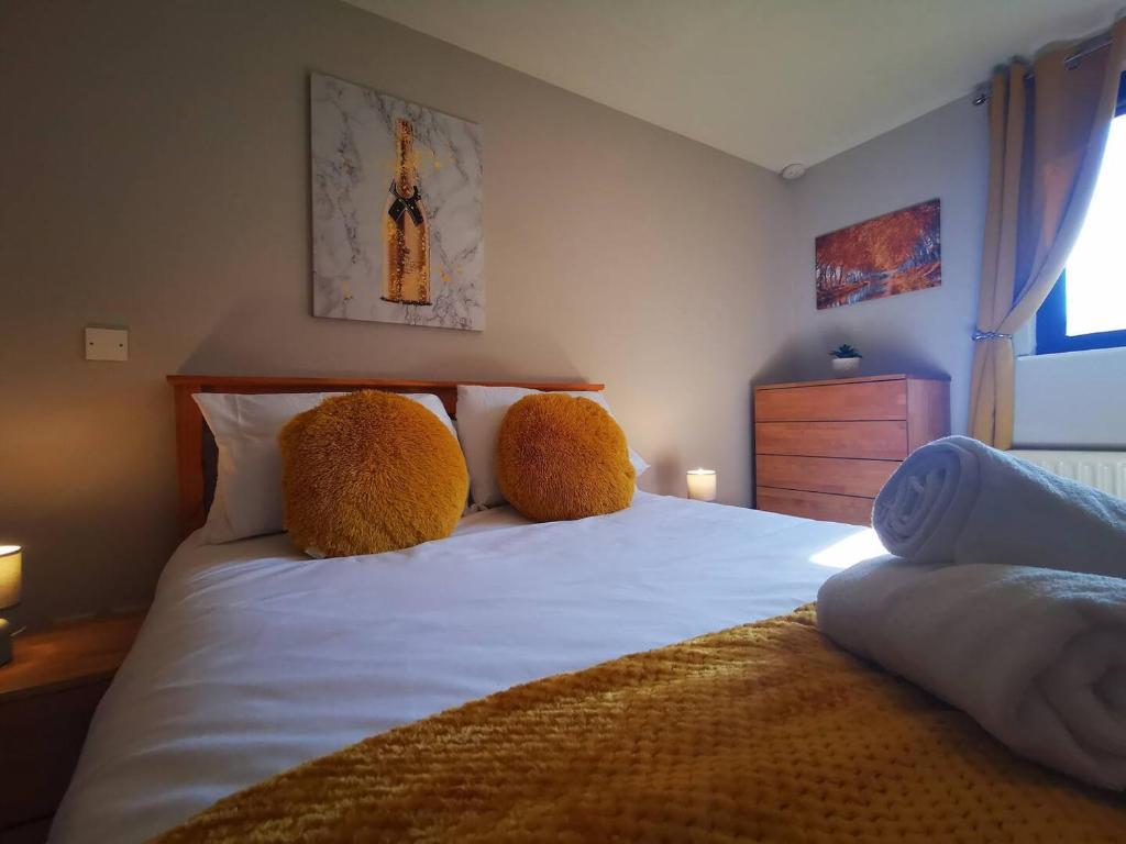 um quarto com uma cama com duas almofadas em 2br Spacious City Centre Apartment em Belfast