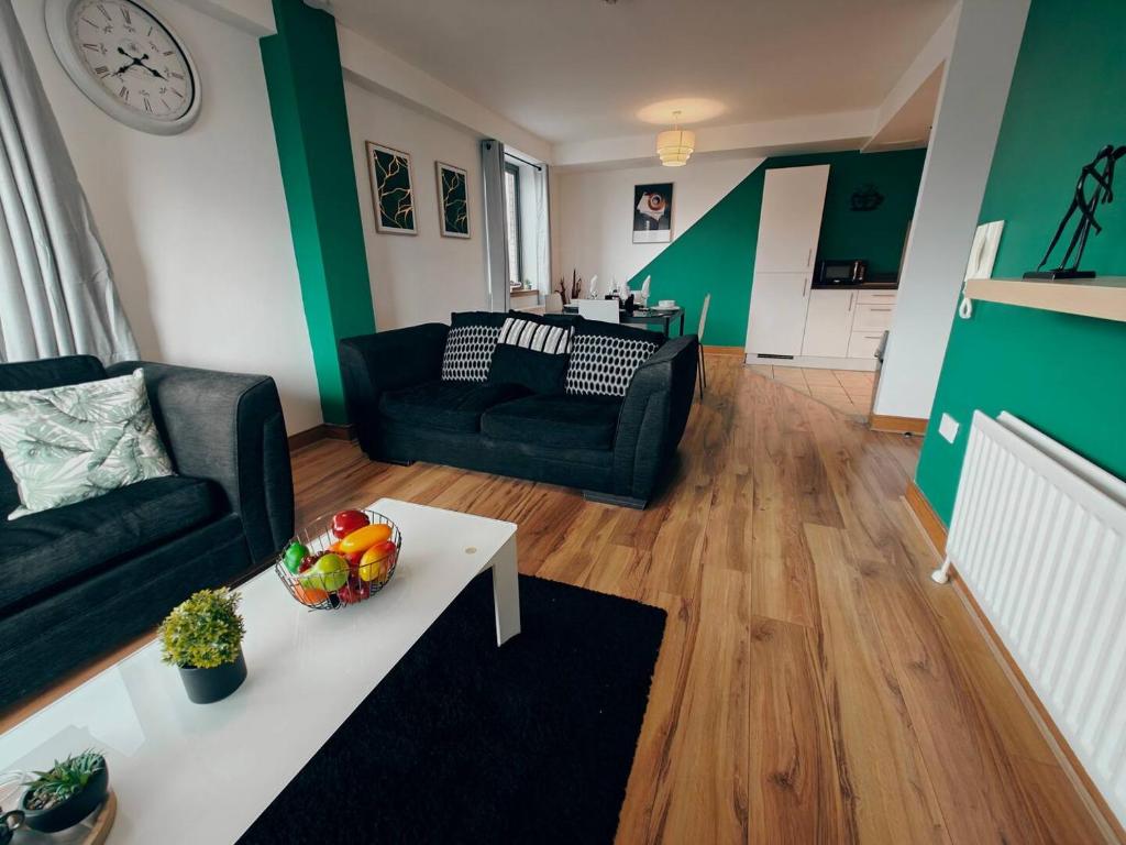 uma sala de estar com dois sofás e uma mesa em 2br Mountain View City Centre em Belfast