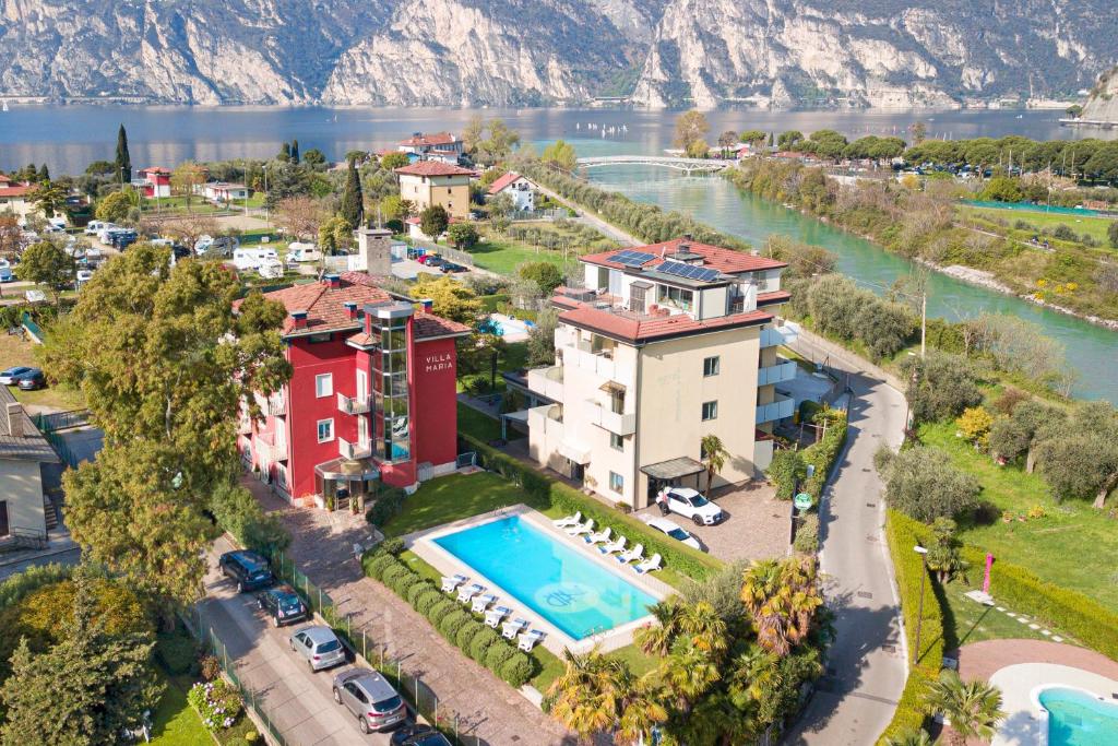 vista aerea di una casa con piscina di Bike & Wind Hotel Villa Maria - Happy Rentals a Torbole