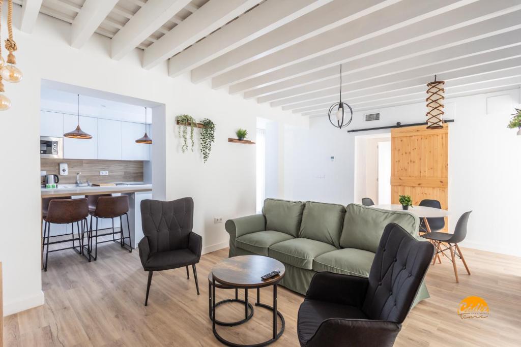 a living room with a couch and a kitchen at Buenos Aires by Cadiz Time in Cádiz