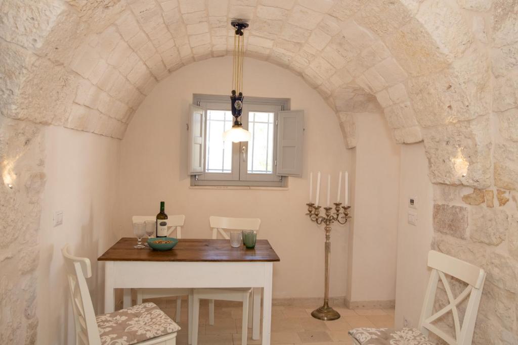 Fotografie z fotogalerie ubytování Trulli Clematis with Pool v destinaci Selva di Fasano