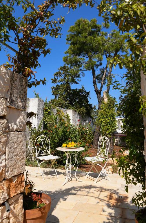Zahrada ubytování Trulli Clematis with Pool