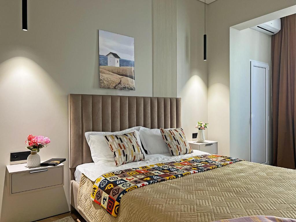 Очаровательные апартаменты в ЖК Комфорт Сити في ألماتي: غرفة نوم بسرير كبير في غرفة