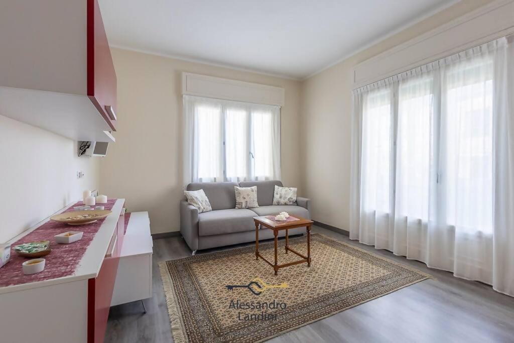 ein Wohnzimmer mit einem Sofa und einem Tisch in der Unterkunft Casa Laura comodissima al centro e spiagge in Diano Marina