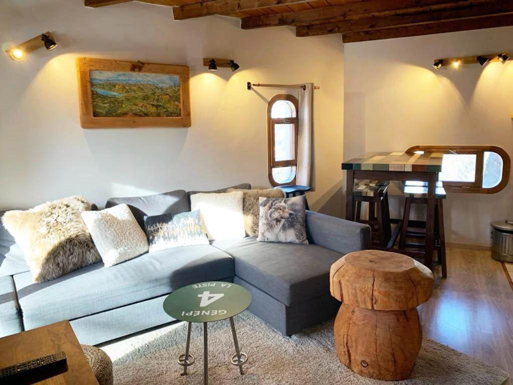 ein Wohnzimmer mit einem blauen Sofa und einem Tisch in der Unterkunft Appartement Les Orres, 2 pièces, 6 personnes - FR-1-322-197 in Les Orres
